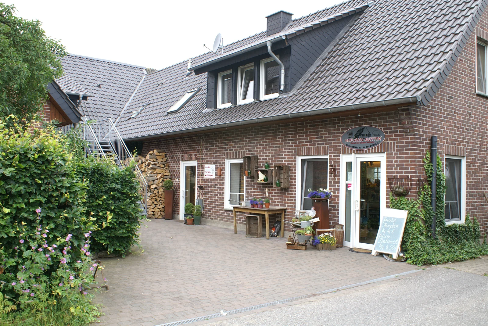Hofansicht mit dem Eingang zum Hofladen Slütter in Bocholt