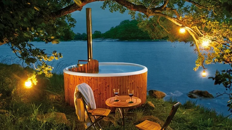 Beispiel einer Holzbadewanne an einem See; kein Standortfoto des Hofs