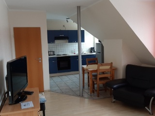 Wohn- und Essbereich mit Küchenzeile in der Ferienwohnung Stella
